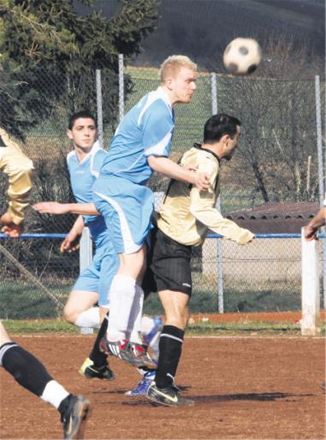Bald stehen sich Knittlingen (blaue Trikots) und Zaisersweiher wieder in der Kreisklasse A1 gegenüber, aber zuvor wollen beide am Sonntag in die zweite Runde des Badischen Verbandspokals Hoepfner Cup einziehen. Für die Teilnahme an dem Wettbewerb haben sich beide Clubs durch ihren Einzug ins Kreispokal-Halbfinale in der abgelaufenen Saison qualifiziert.
Archivfoto: Eigner