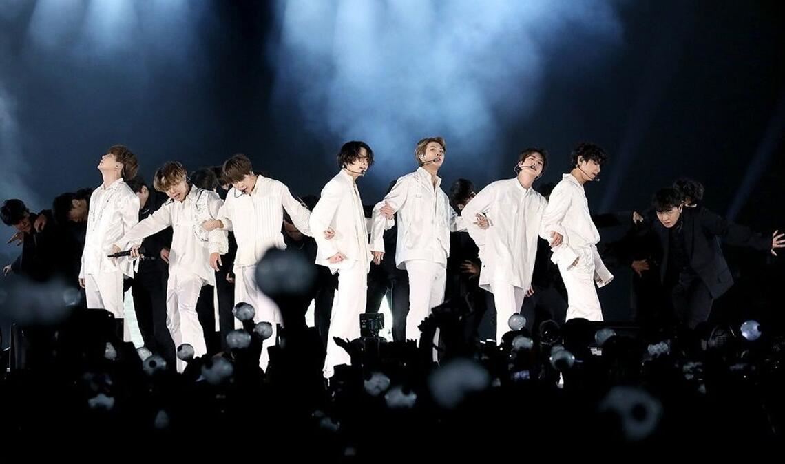 Bald wird die südkoreanische Boyband BTS wieder auf der großen Bühne stehen - wie hier 2019 im King Fahd International Stadion in Saudi-Arabien. (Archivfoto)