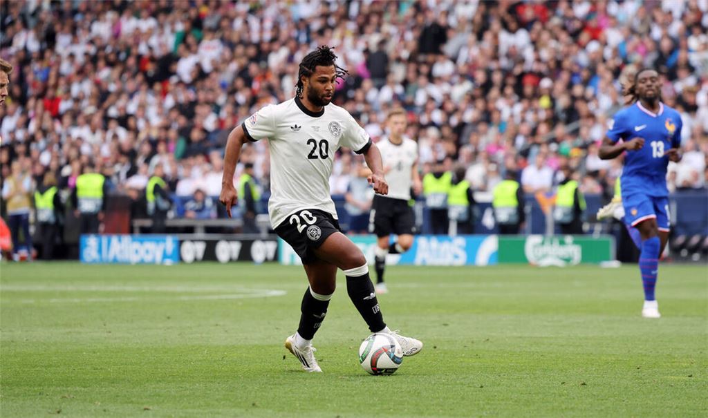 Ballgewandt: Serge Gnabry will auch wieder in der Nationalmannschaft überzeugen.
         
           Foto: IMAGO/Sportfoto Rudel
