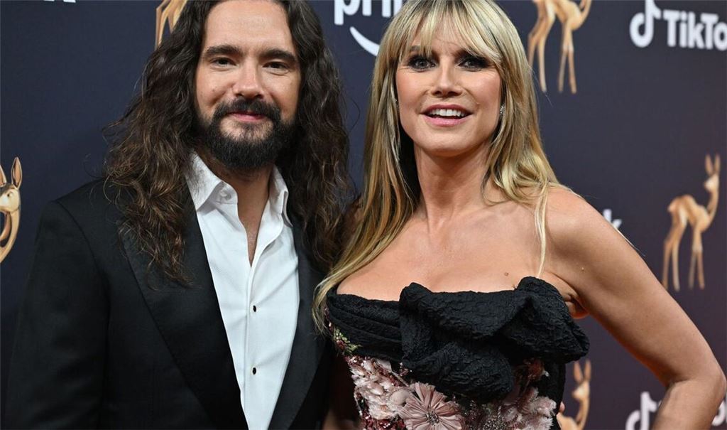Bambi-Verleihung, Bavaria Film Gelände, Heidi Klum und Tom Kaulitz stehen vor der Bambi-Verleihung 2025 in den Bavaria Filmstudios zusammen. (zu dpa: «Heidi Klums Ehemann Tom Kaulitz wird Reporter bei Fußball-WM»)