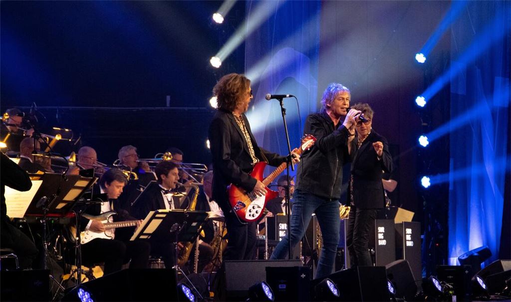 Band mit Orchester: Fools Garden bei ihrem Auftritt bei der Benefiz-Gala im CongressZentrum, dem noch zwei Festivaltage im Kulturhaus Osterfeld folgen. Fotos: Jertschweske/Mendell