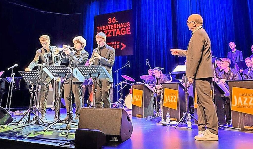 Bandleader Klaus Graf mit Mitgliedern des Jugendjazzorchesters im Rahmen der ­ Theaterhaus Jazztage