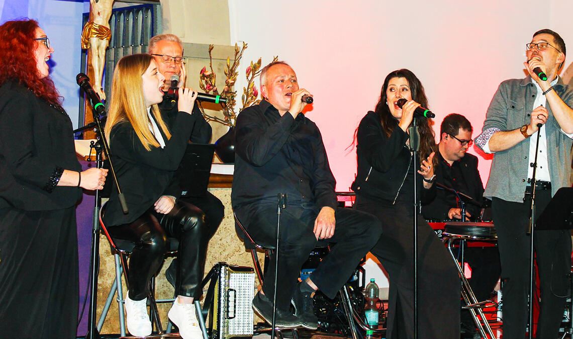 Bandmitglieder und Gastmusiker begeistern mit ihren Darbietungen das Publikum. Foto: Gießler
