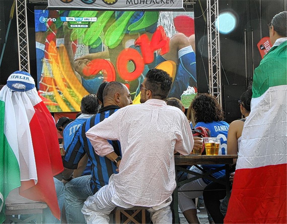 Banger Blick auf die große Videowand. Etwa 100 italienische Fans verfolgen das Spiel gegen Uruguay auf dem Kelterplatz. Foto: Eigner