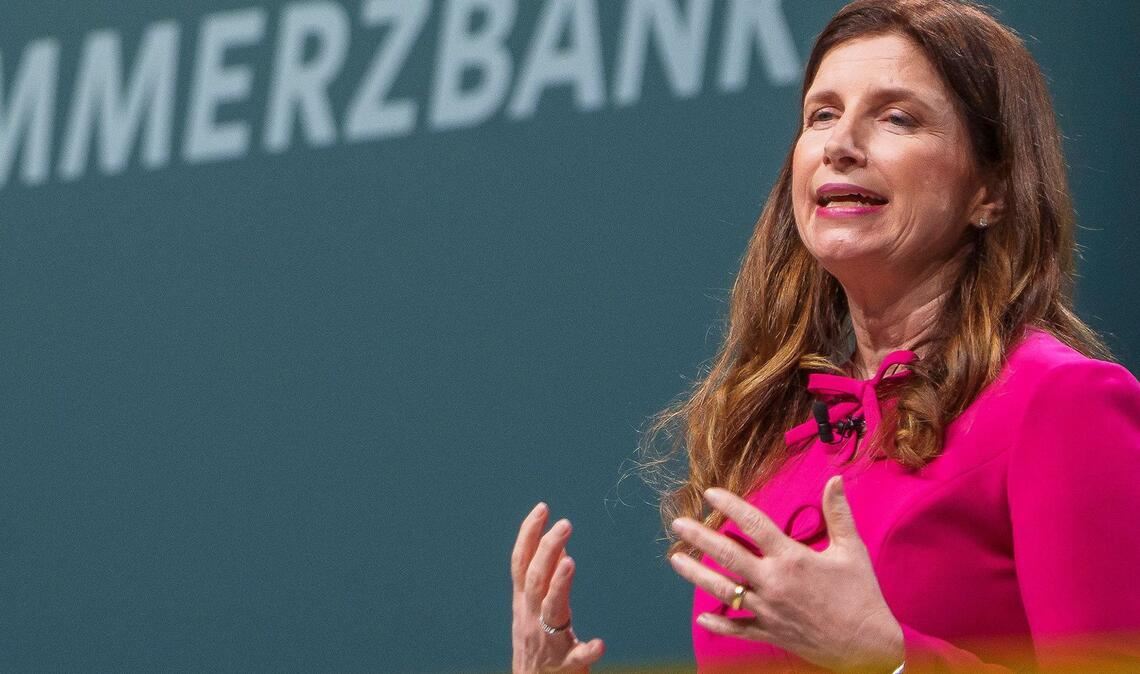 Bankchefin Bettina Orlopp will wohl vor allem den Preis hochtreiben.
