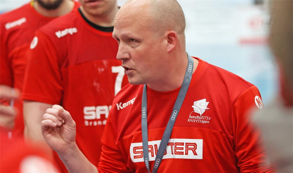 Banktrainer Tim Klarmann schwört seine Mannen ein.