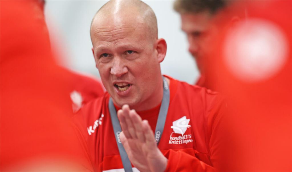 Banktrainer Tim Klarmann und sein Team stehen vor einem wichtigen Spiel.