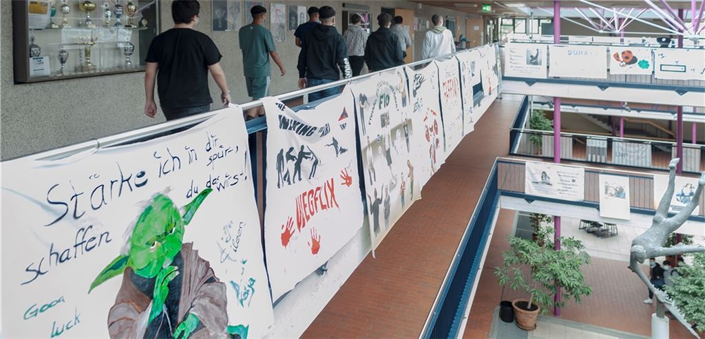 Banner in der Mühlacker Mörike-Realschule, die kreativ ermutigen: Der Schulbetrieb nach den Pfingstferien beginnt für die Abschlussklassen gleich mit Prüfungsstress. Fotomoment