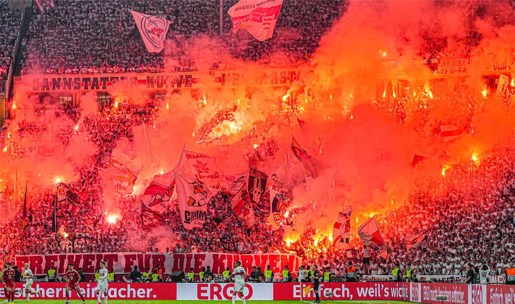 Banner und Pyros auf den Rängen der VfB-Fans im Olympiastadion