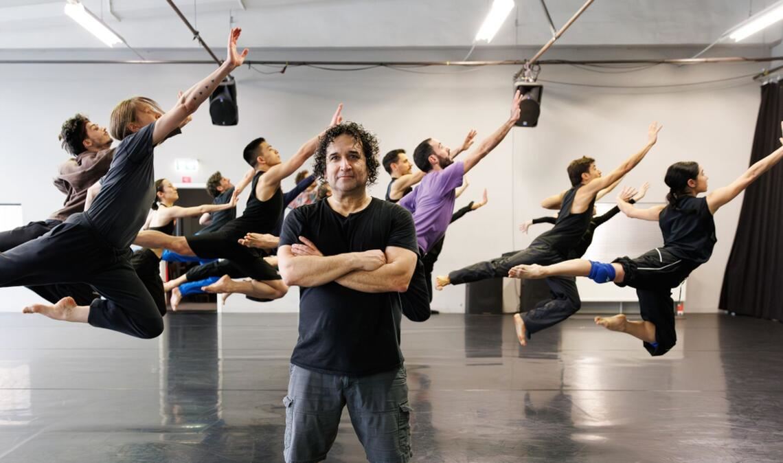 Barak Marshall im Proberaum von Gauthier Dance. Der Artist in Residence der Theaterhaus-Kompanie studiert in Stuttgart sein Ballett „Harry“ ein.
