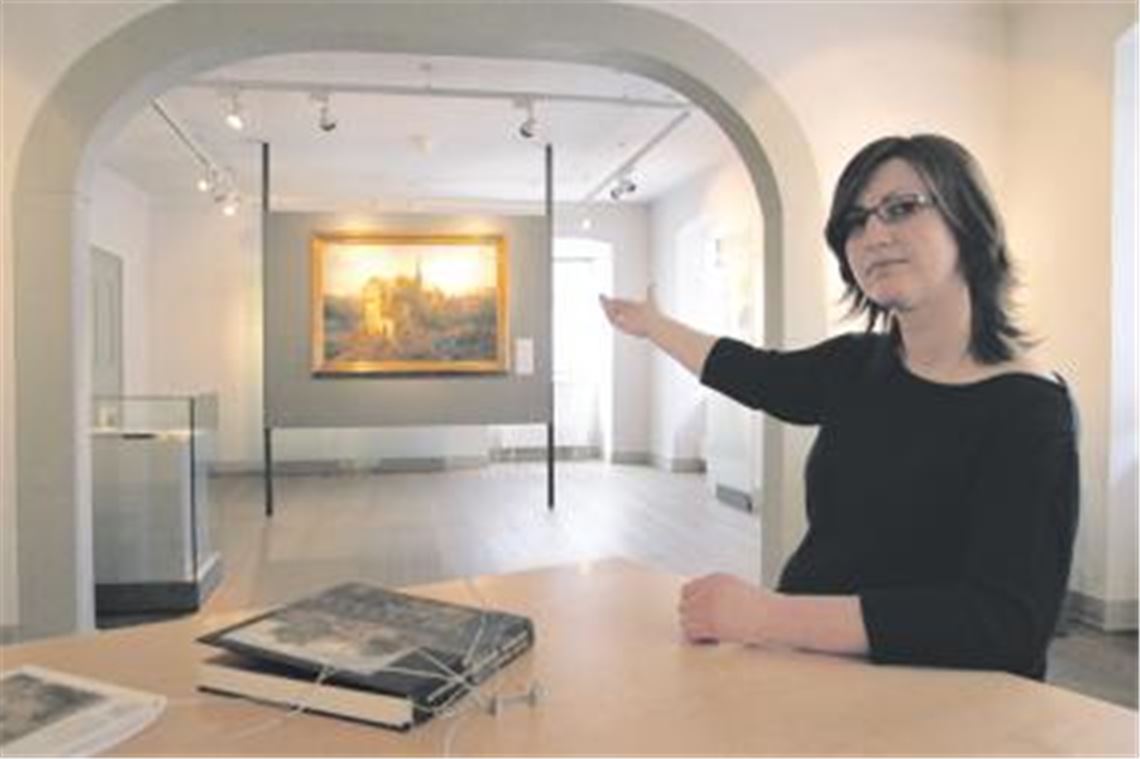 Barbara Gittinger zeigt auf den Bereich, in dem nach dem Willen der Stadtverwaltung und der Behörde Staatliche Schlösser und Gärten das Literaturmuseum entstehen soll. Dort befindet sich bereits eine Ausstellung rund um berühmte Maulbronner Persönlichkeiten. Foto: Disselhoff
