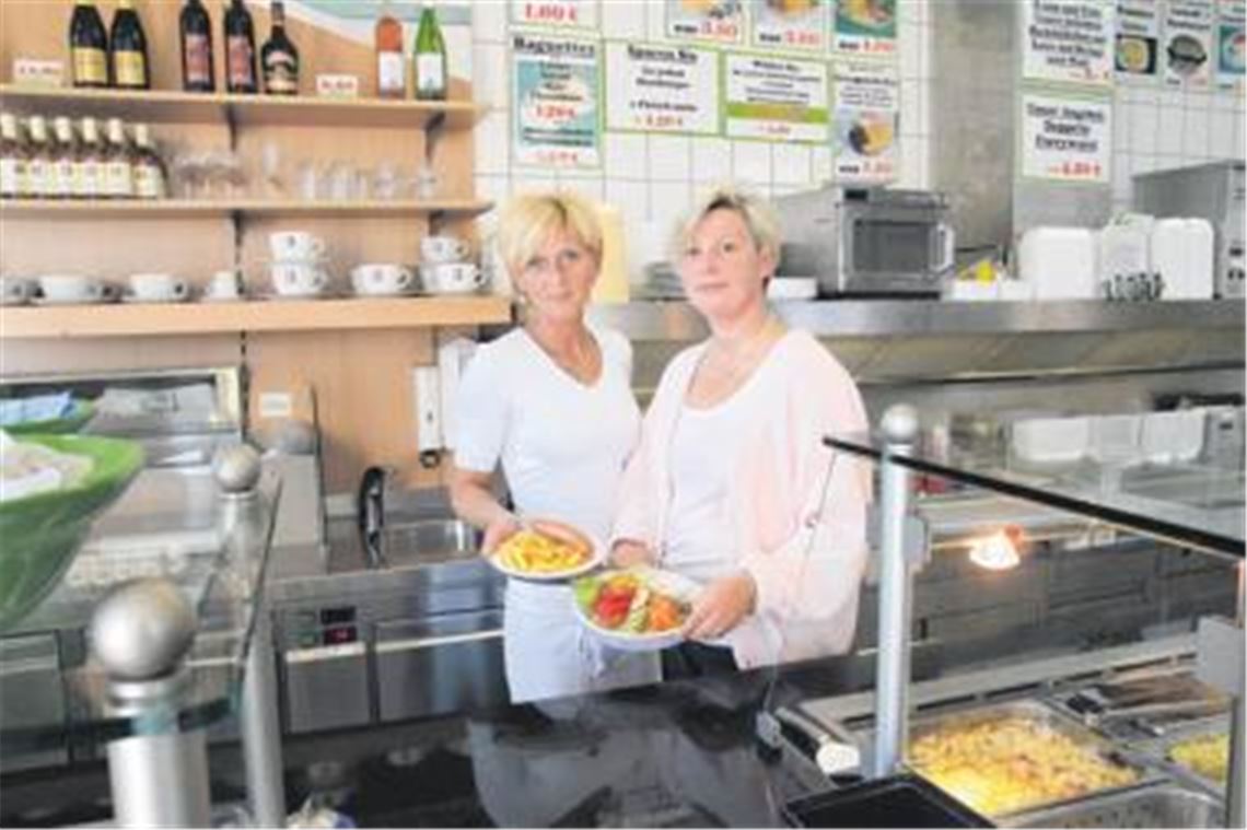 Barbara Jurende (re.) und ihre Angestellte Margarete Meier kredenzen Leckeres im Bahnhofs-Imbiss. Foto: Sadler