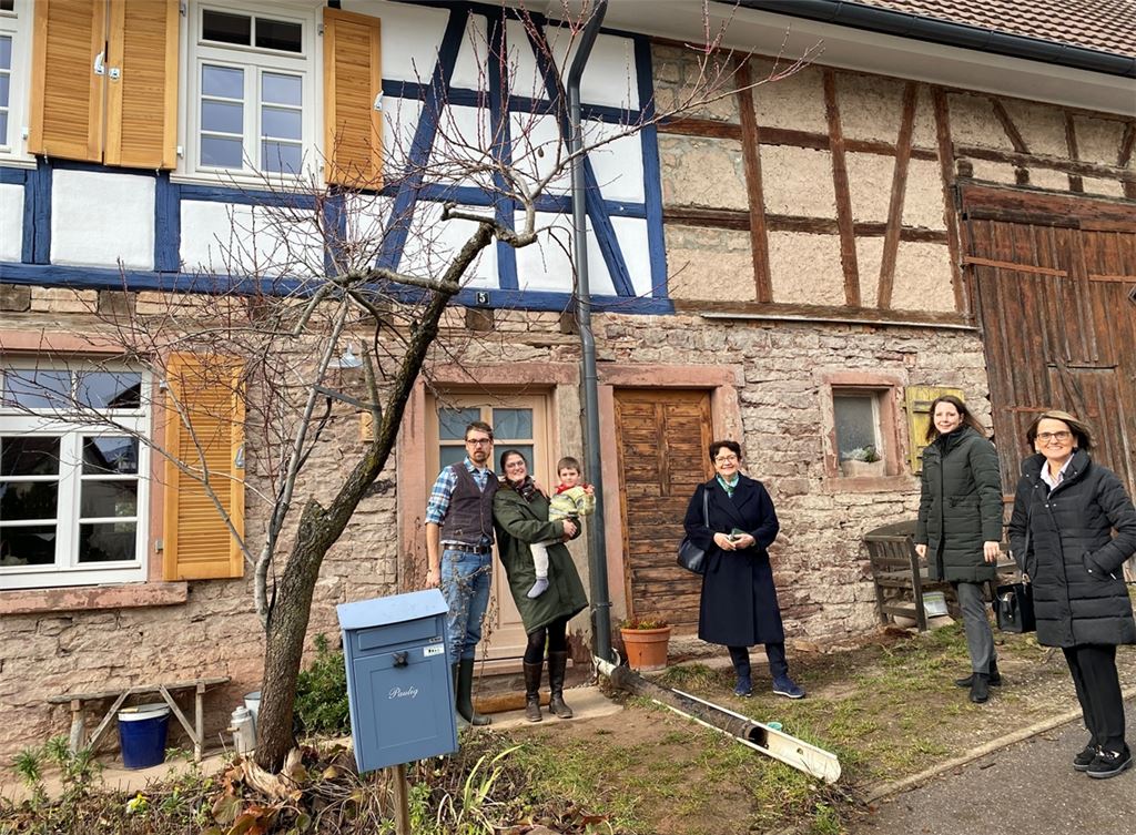Barbara Saebel, Sprecherin im Landtag für Denkmalschutz und Kulturerbe (Mitte), mit Familie Paulig vor deren Fachwerkhaus. Mit dabei (v.re.) keep-Geschäftsführerin Edith Marqués Berger und Klimaschutzmanagerin Lisa Andes. Foto: privat