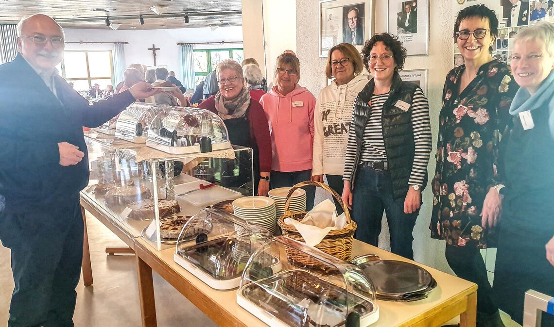 Barbara Straub (re.) und ihr Organisationsteam sowie Gastgeberin Alexandra Rapp (2. v. re.) freuen sich noch bis zum 9. Februar auf viele Gäste.