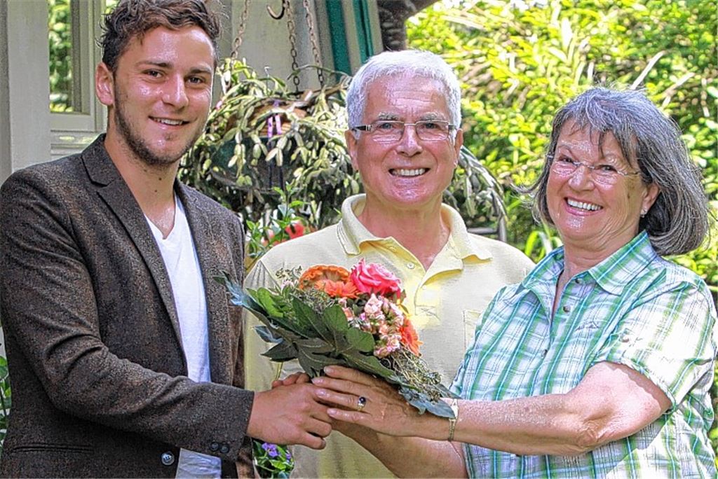 Barbara und Adolf Knodel nehmen das „blumige Dankeschön“ des MT gerne an.