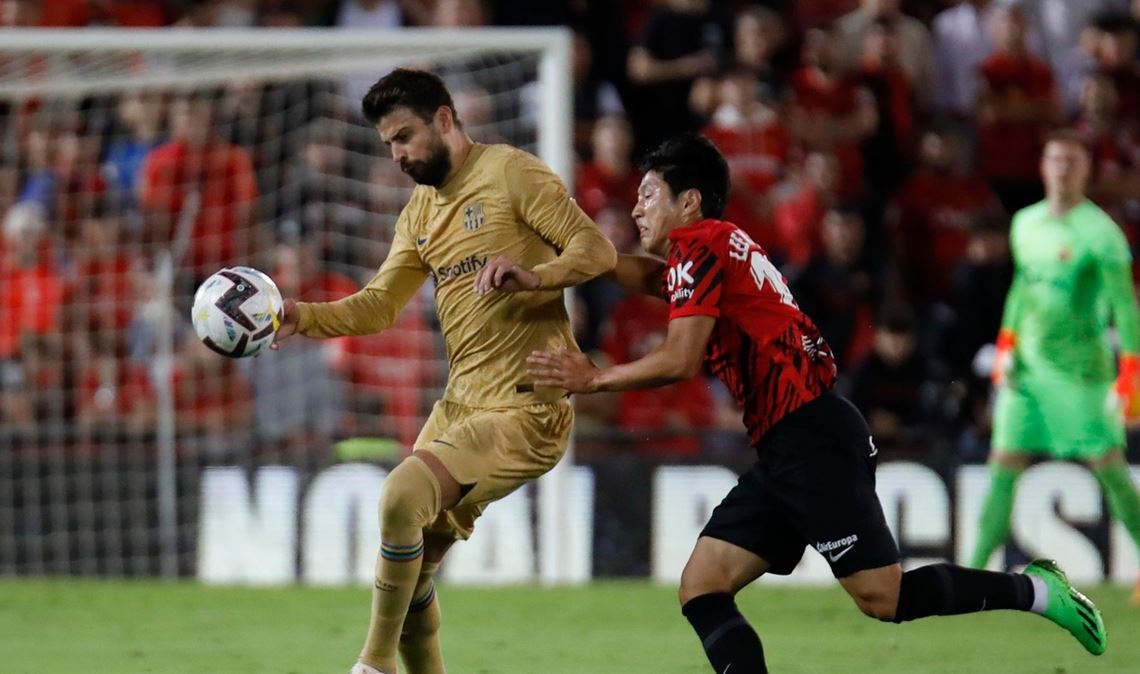 Barcelona-Verteidiger Gerard Piqué (l) beendet überraschend seine Karriere.