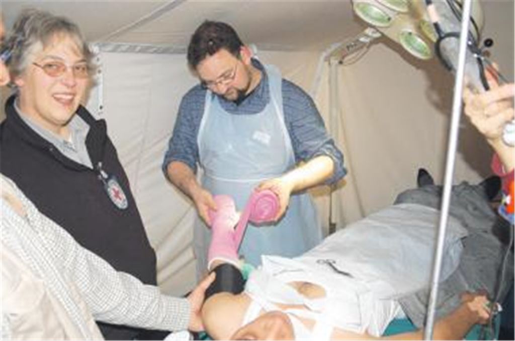 Basismedizin statt aufwändiger Diagnostik: Dr. Jochen Reiter hat schon öfter in Notfallgebieten Menschen geholfen. Foto: p