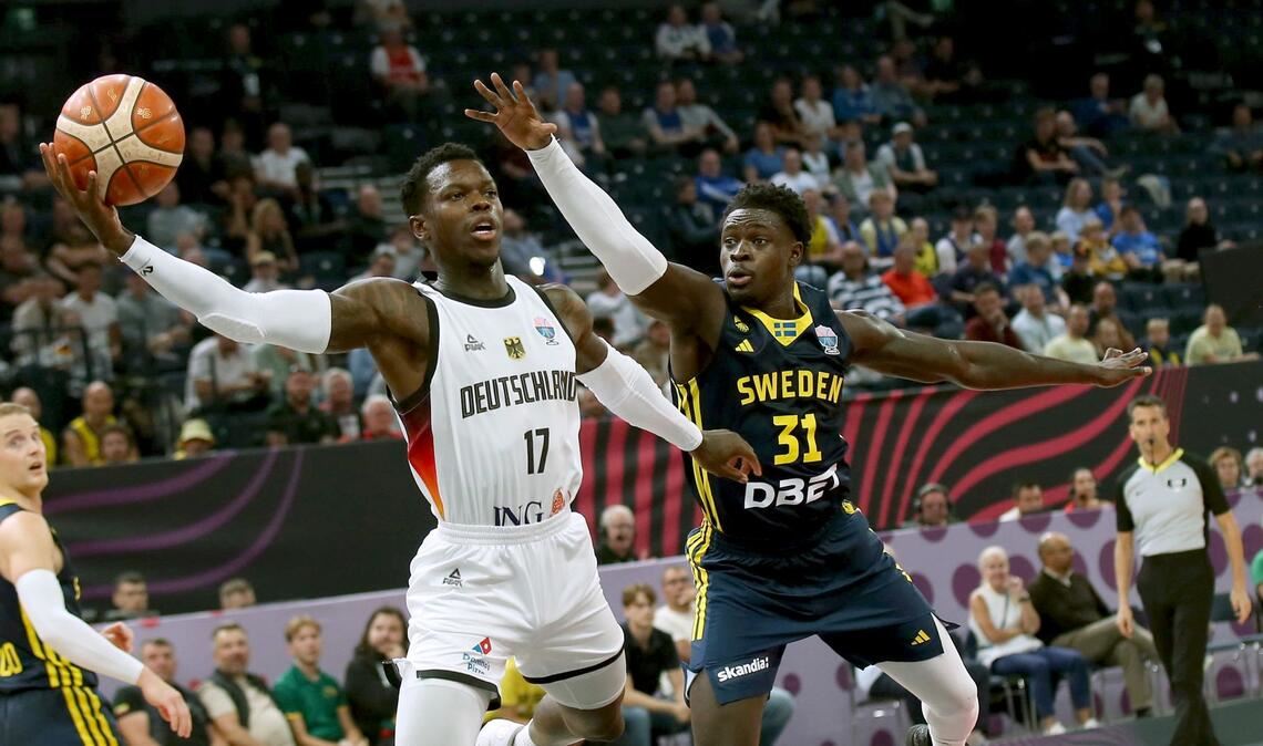 Bilder des Tages Basketball-EM in Finnland: Dennis Schröder in Aktion im Spiel gegen Schweden.