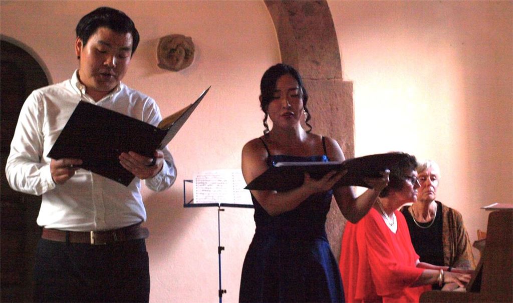 Bass Liangliang Zhao und Sopranistin Yukari Fukui brillieren in einem Duett aus dem Oratorium „Die Schöpfung“ von Joseph Haydn. Fotos: Filitz