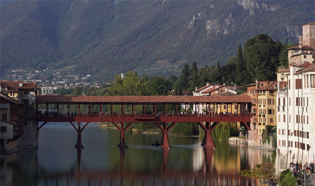 Bassano del Grappa, dessen Wahrzeichen die Holzbrücke „Ponte Vecchio“ über dem Fluss Brenta ist, ist ein beliebtes norditalienisches Reiseziel für Touristen. Foto: Archiv