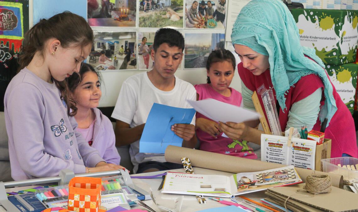 Basteln steht ebenso auf dem Programm der mobilen Kindersozialarbeit in Enzberg wie Kochen – und ganz nebenbei: Deutsch sprechen, betont Leiterin Kübra Kücük. Foto: Deeg