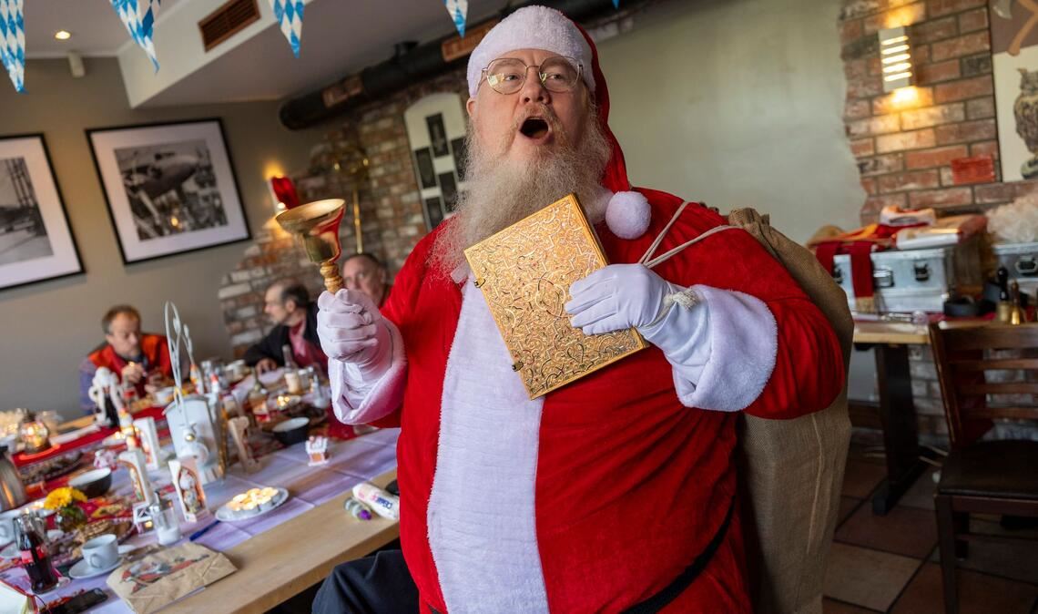 Bastian Kluth, einer der Teilnehmer der Weihnachtsmann-Schulung, zeigt sein Kostüm.