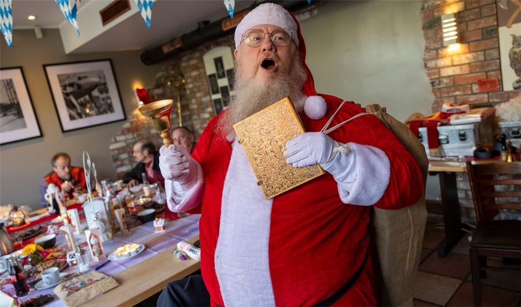 Bastian Kluth, einer der Teilnehmer der Weihnachtsmann-Schulung, zeigt sein Kostüm.