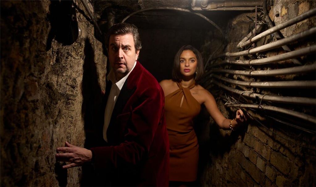 Bastian Pastewka und Tamara Romera Ginés in einer Szene des Krimis "Fabian und die mörderische Hochzeit", der ab 6. Februar bei Prime Video zu sehen ist. (Archivbild)