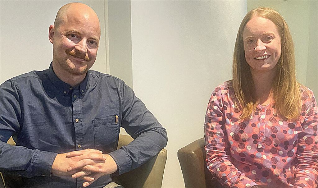 Bastian Stamm-Müller und Sonja Nahrgang vor der von Teilnehmenden gestalteten Torte