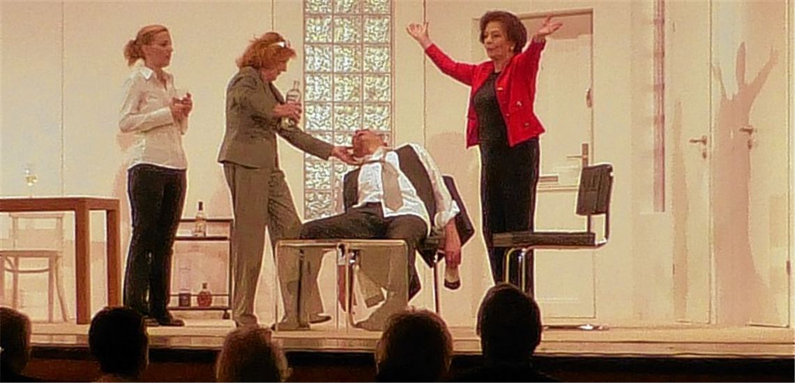 Bastian (Stephan Schleberger) ist angesichts von (v.li.) Helen (Martina Dähne), Dr. Schröder-Röder (Marianne Rogée) und Konstanze Engelbrecht (Karin Dor) ganz erledigt.