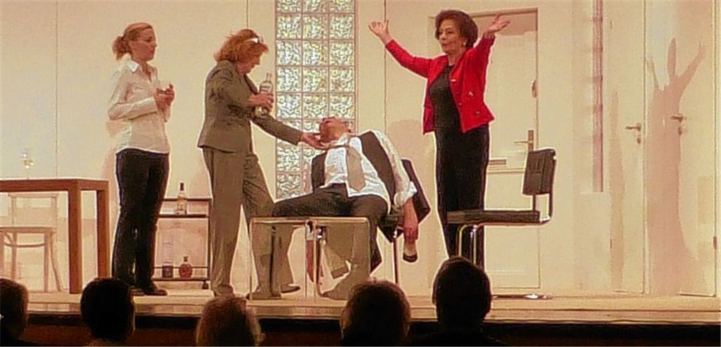 Bastian (Stephan Schleberger) ist angesichts von (v.li.) Helen (Martina Dähne), Dr. Schröder-Röder (Marianne Rogée) und Konstanze Engelbrecht (Karin Dor) ganz erledigt.