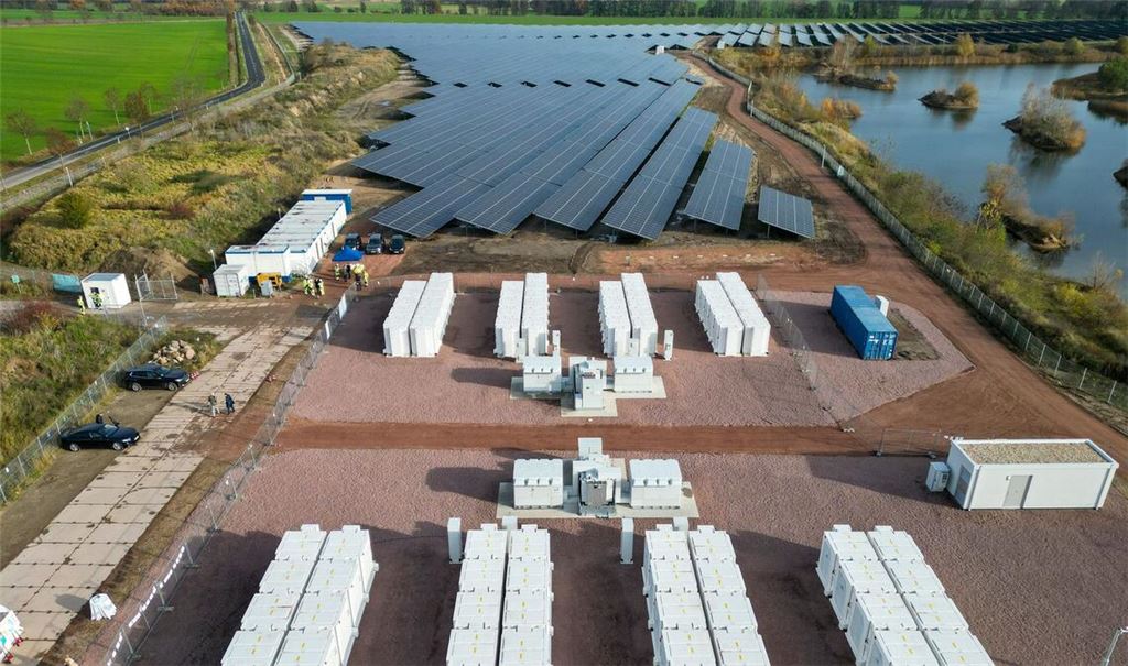 Batteriespeicher und Solaranlagen ergänzen sich zwar, entwickeln sich aktuell aber in unterschiedliche Richtungen. (Archivbild)