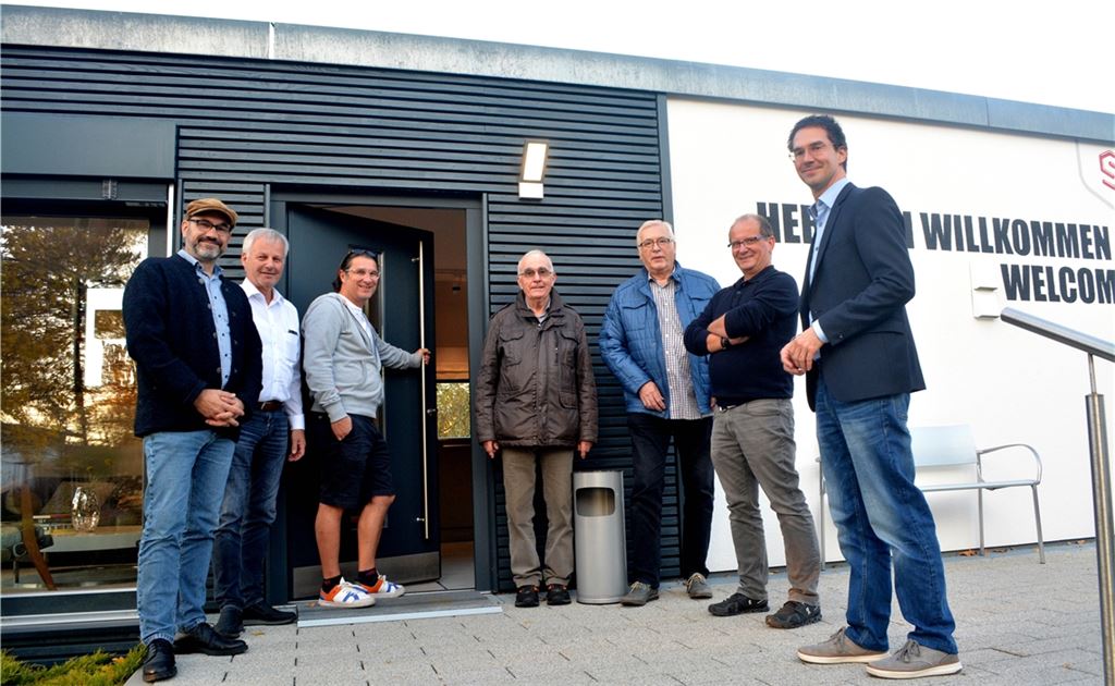 Bauamtsleiter Armin Dauner (v.li.), Thomas Knapp, Steffen Ritter, Dieter Eberle und Hans-Bernd Weiner von der Investorengruppe sowie Bürgermeister Winfried Abicht lassen sich von Florian Schmid (Schwörer Haus) die Vorzüge der reduzierten Bauweise erläutern.Foto: privat