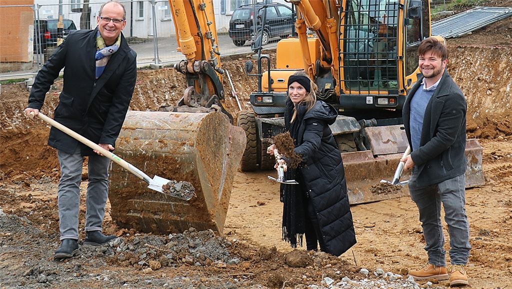 Baubürgermeister Winfried Abicht beim symbolischen Spatenstich zusammen mit Architektin Julika Kirgis und Tom Scharf von Hoffnungsträger Projektentwickler. Foto: Wewoda