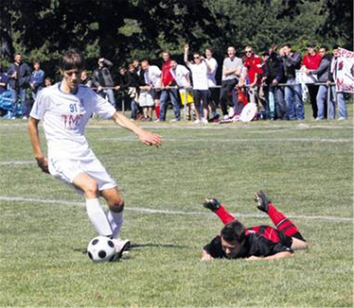 Bauchlandung nach acht Spielen Höhenflug: Sportfreund Kai Müller liegt flach, Nullachter Michael Deutschmann zieht davon. Foto: Eigner