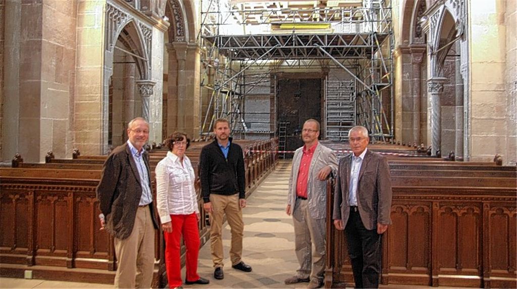 Baudirektor Gerhard Habermann, Kirchenmusikdirektorin Erika Budday, Projektleiter Holger Probst, Pfarrer Ernst-Dietrich Egerer und Orgelfördervereinsmitglied Ulrich Gayer (v. li.) freuen sich über die Fortschritte der neuen Klosterorgel.