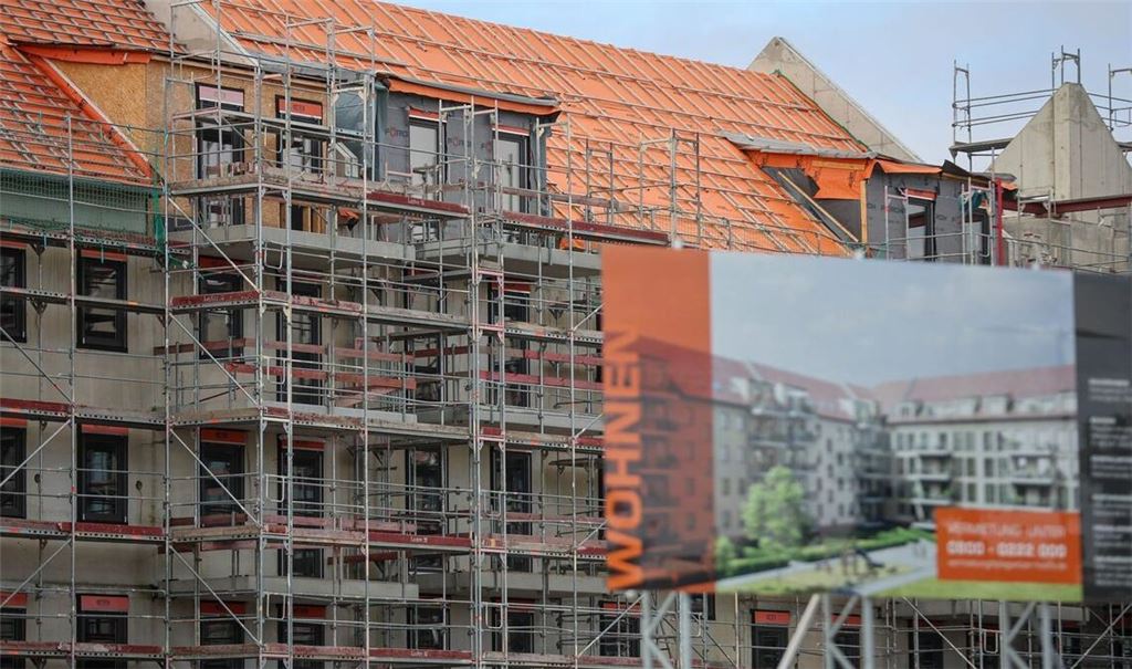 Bauen soll erleichtert, der Kauf der ersten Immobilie erleichtert werden - doch viele Pläne von Grün-Schwarz stehen wegen der Haushaltslage unter Vorbehalt.