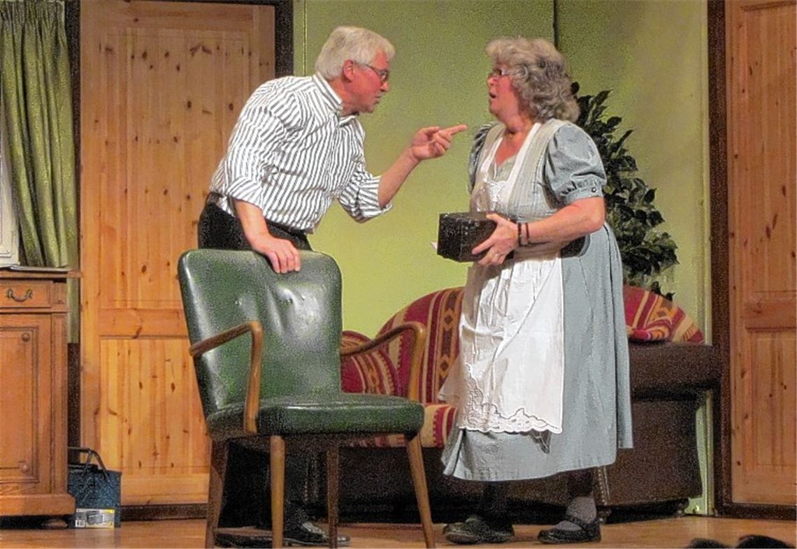 Bauer Florian bewacht mit Argusaugen seinen Stuhl. Die Verwandtschaft trachtet danach.