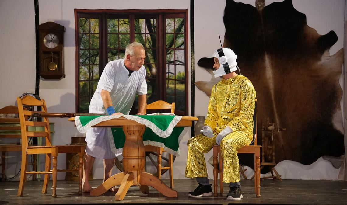 Bauer Schwämmle (Volker Auracher) und der Außerirdische (Angelo Genua). Foto: Bastian