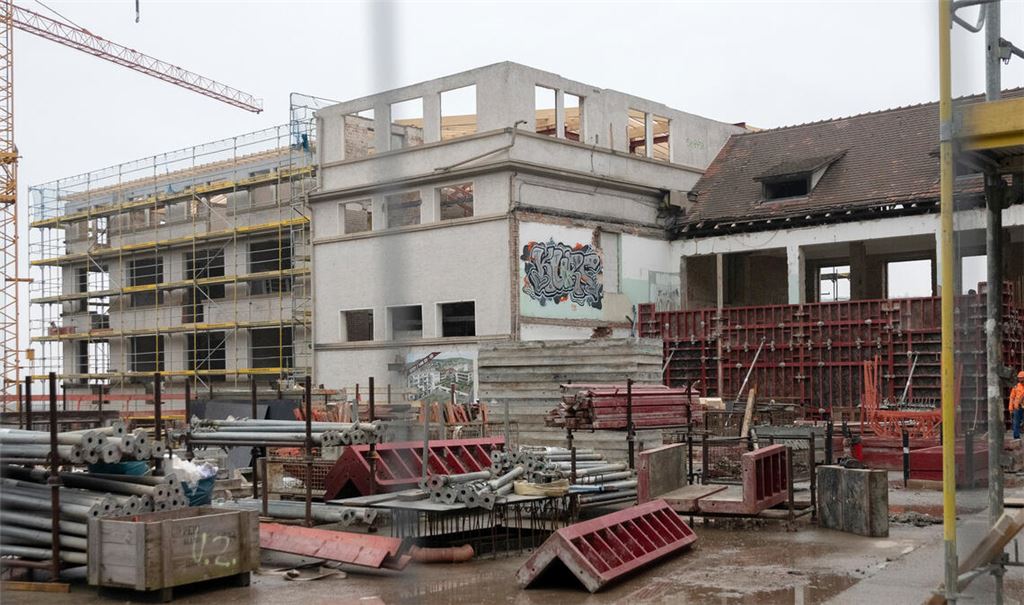 Baukräne würden sich viele auch gegenüber vom „Schmid&Wezel“-Areal auf dem MWK-Grundstück wünschen. Foto: Fotomoment