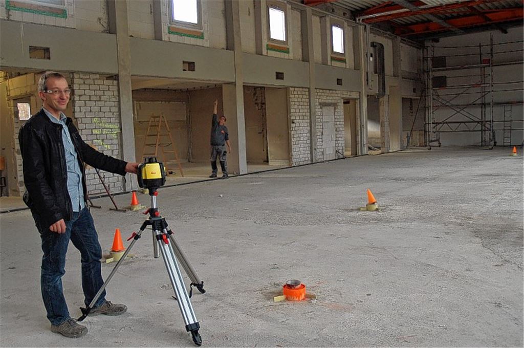 Bauleiter Stefan Sailer (großes Bild) ist mit den Fortschritten in der Freudensteiner Mehrzweckhalle zufrieden: Die Handwerker seien mit Herzblut bei der Sache.
