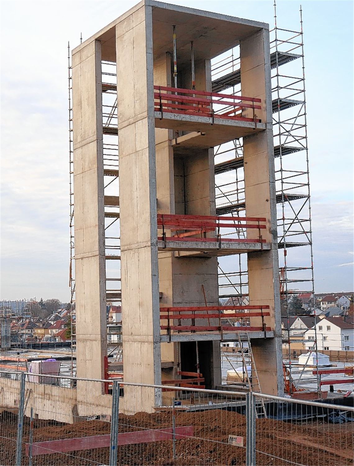 Bauliche Fortschritte und finanzielle Ärgernisse: Am Senderhang entsteht eine neue Feuerwache.