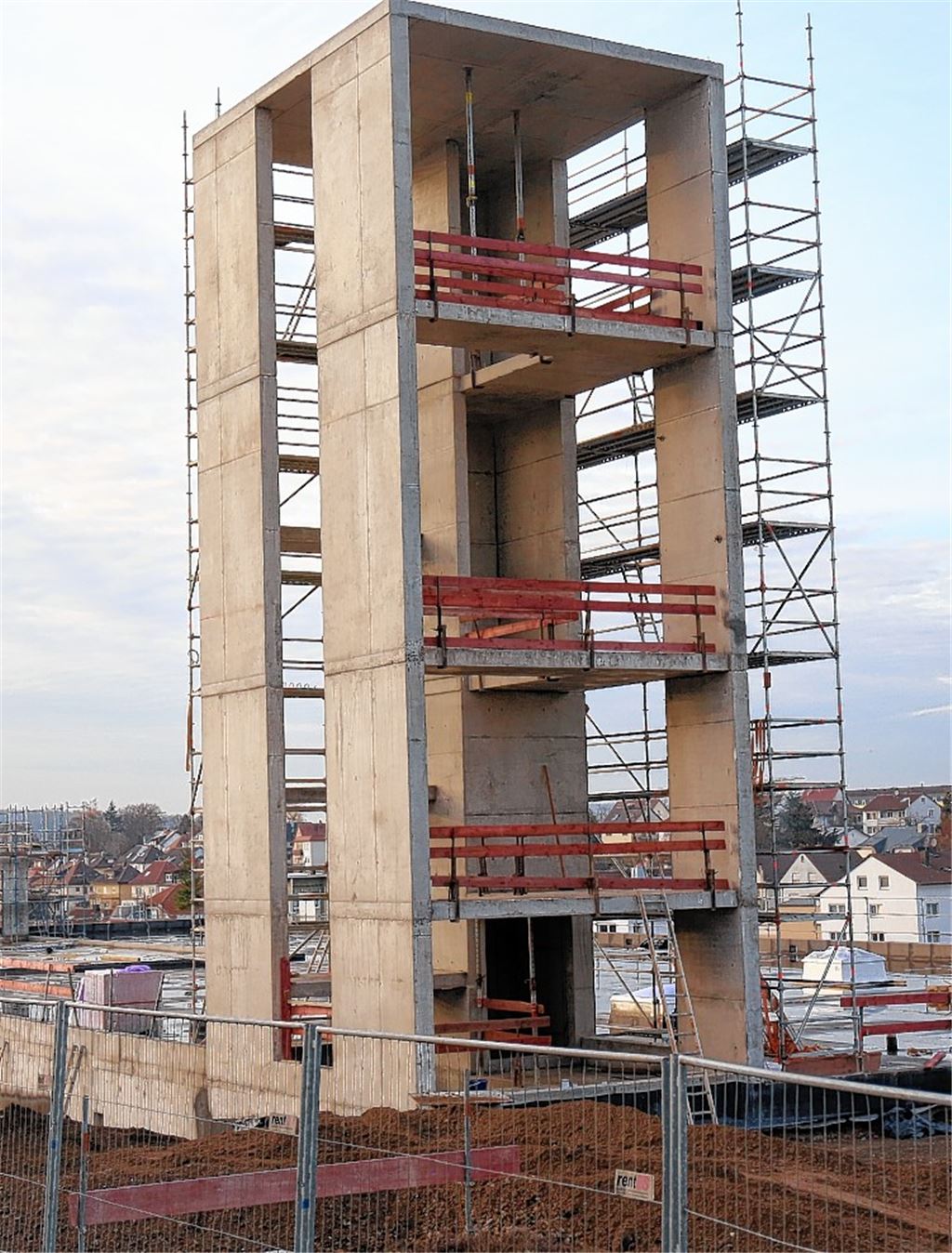 Bauliche Fortschritte und finanzielle Ärgernisse: Am Senderhang entsteht eine neue Feuerwache.