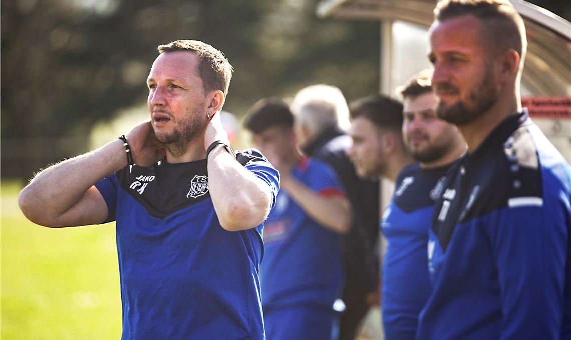 Bauschlott in die Knie gezwungen: Trainer Raphael Kemmer kann sich über einen Sieg seiner Ötisheimer Fußballer freuen. Foto: Archiv