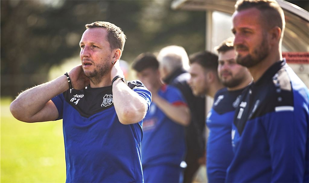 Bauschlott in die Knie gezwungen: Trainer Raphael Kemmer kann sich über einen Sieg seiner Ötisheimer Fußballer freuen. Foto: Archiv