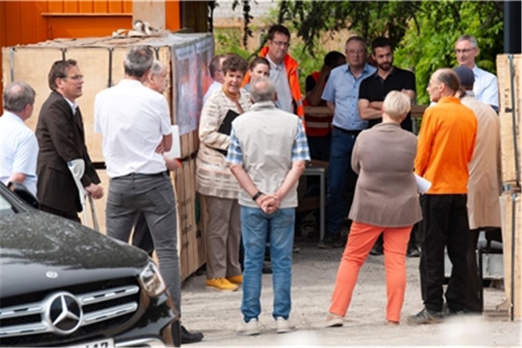 Baustelle Herrenwaagbrücke: Die Karlsruher Regierungspräsidentin Sylvia M. Felder informiert in Mühlacker unter anderem Kommunalpolitiker über das Projekt. Foto: Fotomoment