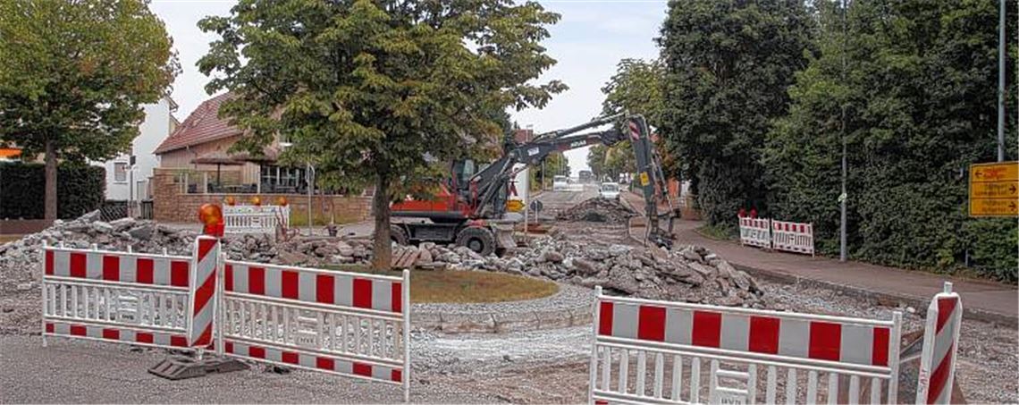 Baustelle Kreisverkehr Ensinger Straße.