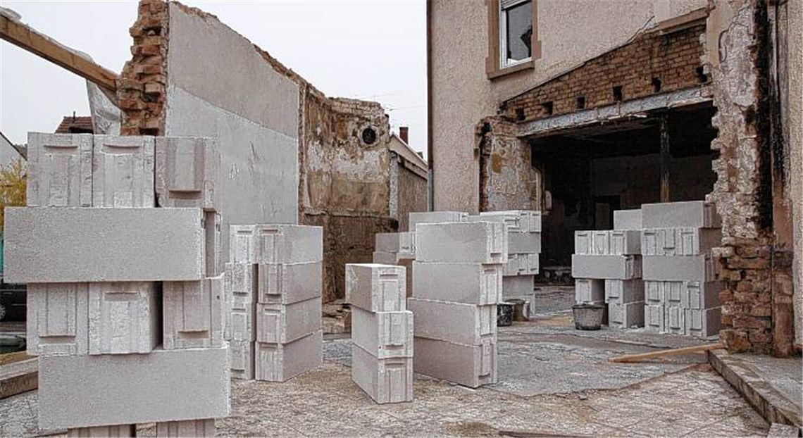 Baustelle statt Brandruine: Mehr als 14 Monate nach dem Feuer an der Lienzinger Straße ist der Startschuss für einen neuen Nebentrakt der Gaststätte Linde gefallen.