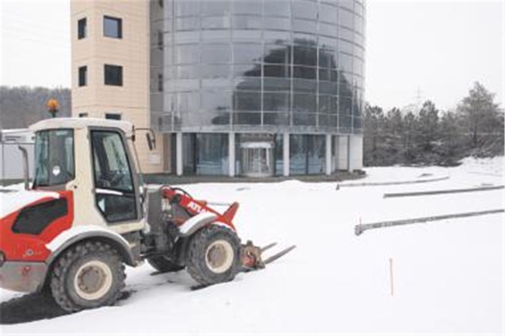 Baustopp: Als die finanziellen Schwierigkeiten der Etzel GmbH wuchsen, wurden die Arbeiten an dem achtstöckigen Büroturm an der Industriestraße noch kurz vor der Vollendung eingestellt. Dennoch sind die beteiligten Handwerksbetriebe zuversichtlich, dass das Projekt zu einem guten Ende kommt. Dafür braucht es einen neuen Geldgeber. Foto: Disselhoff