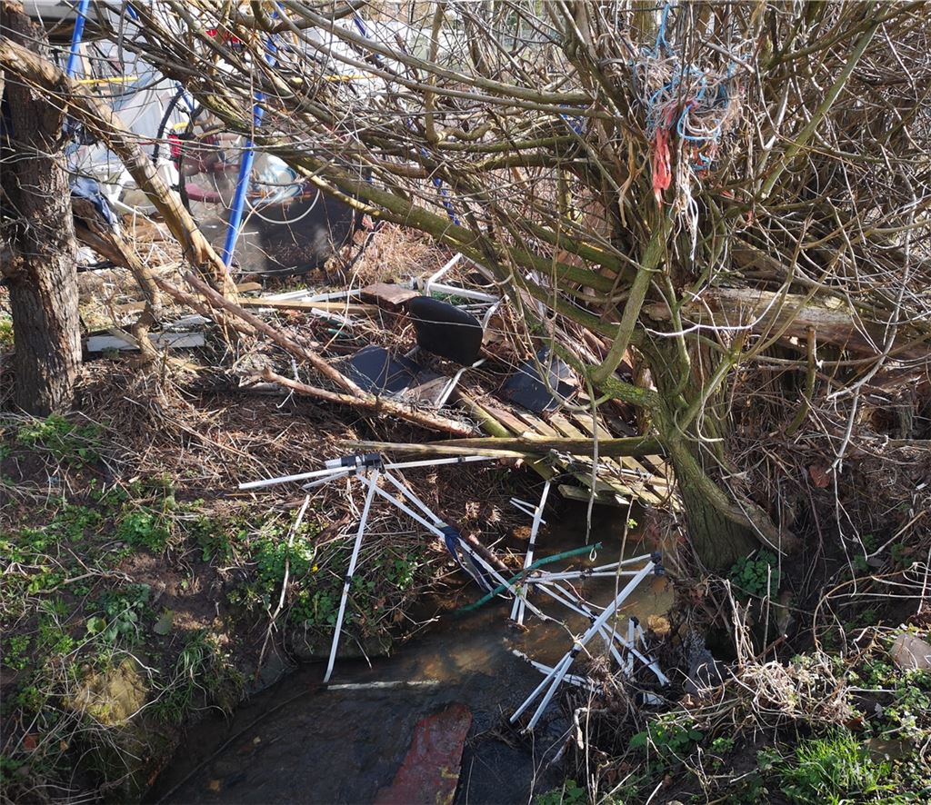 Bauten entlang des Schmiebachs und Müllablagerungen – zum Teil auch im Bachlauf – können bei Starkregenfällen und Hochwasserlagen schnell zum Problem werden.Foto: privat